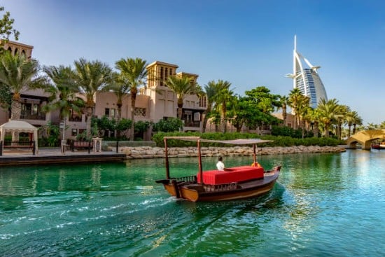 Abra, classica imbarcazione in legno, sul Dubai Creek
