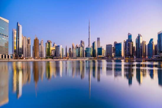 La linearità di Dubai vista dall'acqua