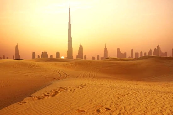 Deserto di Dubai con skyline della città