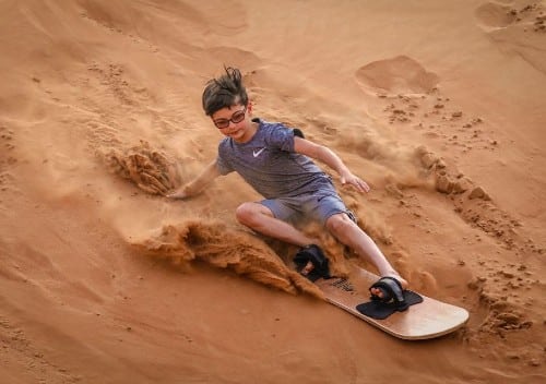 Deserto di Dubai con bambini