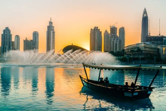 Giro in barca sul Burj Lake
