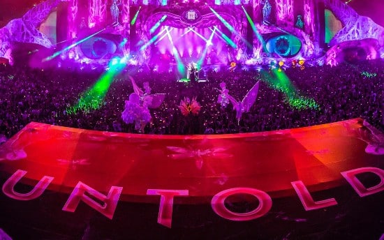 Folla di gente, luci e grafiche psichedeliche in prospettiva dal palco di UNTOLD Dubai